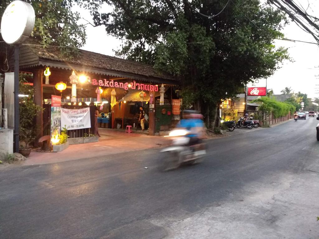 Paak Dang Riverside Restaurant entrance