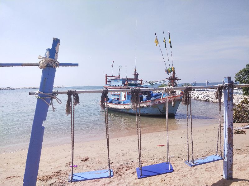 Ban Amphur Beach in Pattaya and restaurant nearby